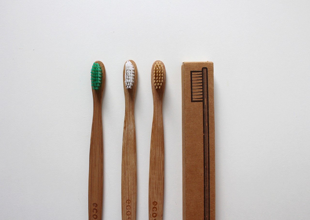 Drei Zahnbürsten aus Bambus und eine Verpackung