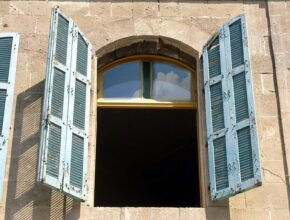 Geöffnetes Fenster mit Fensterläden