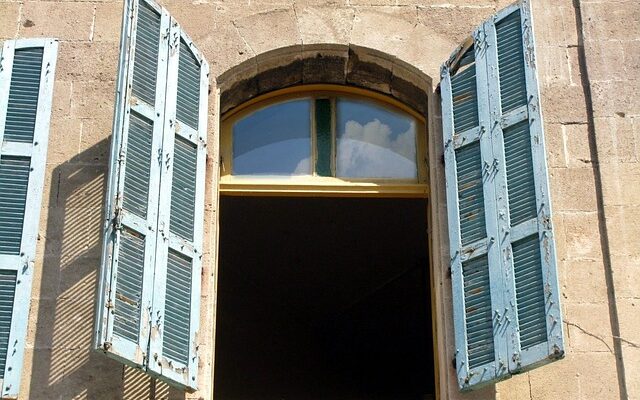 Geöffnetes Fenster mit Fensterläden