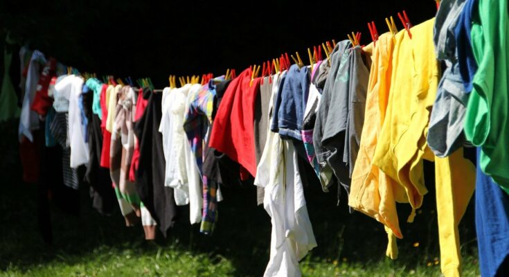 Bunte Kleidung auf der Wäscheleine