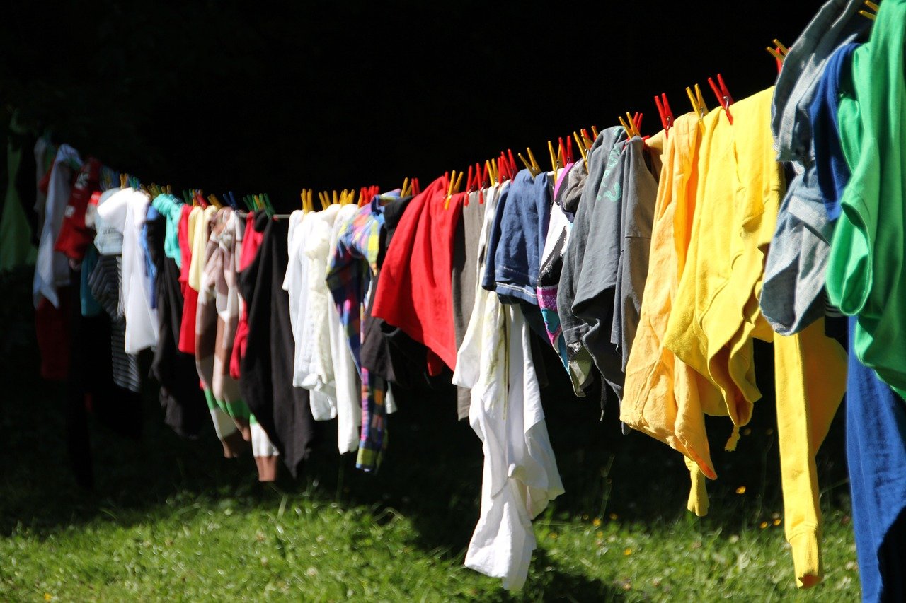 Bunte Kleidung auf der Wäscheleine