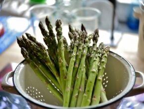 Spargel in einem Küchensieb