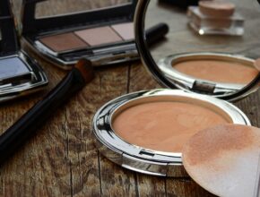 Make-up-Flecken entfernen