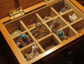Schmuck richtig pflegen