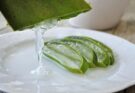 Ein in Streigen geschnittenes Aloe Vera Blatt, aus dem das Gel heraustropft.