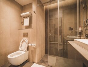 Ein Badezimmer mit Toilette, Dusche, Waschbecken
