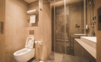 Ein Badezimmer mit Toilette, Dusche, Waschbecken