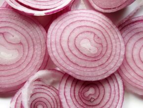 Ein paar in Scheiben geschnittene rote Zwiebeln