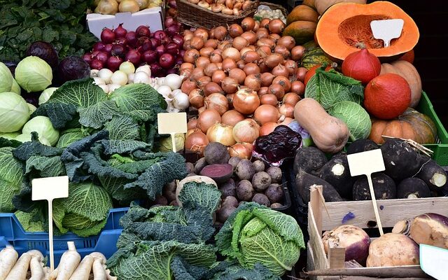 Saisonales Gemüse im November; an einem Marktstand