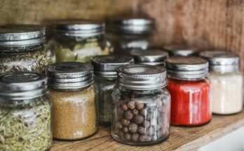 Verschiedene Gewürze in kleinen Gläsern